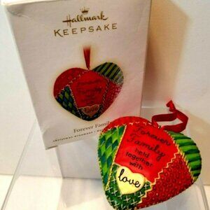 𝅺hallmark 'Forever Family' 2009 Quilt Pattern Heart Shaped Ornament